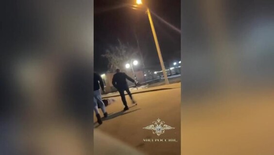 
        Сотрудник полиции обезвредил мужчину с&nbsp;двумя ножами в&nbsp;Подмосковье    