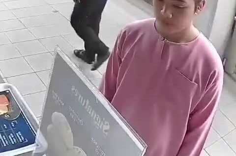 Мальчик получил пощёчину за то, что влез без очереди за хлебом
Мальчик получил пощёчину за то, что влез без очереди за хлебом