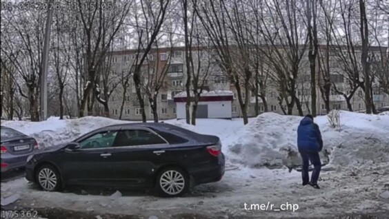 В Подмосковье на мужчину упала глыба льда
В Подмосковье на мужчину упала глыба льда