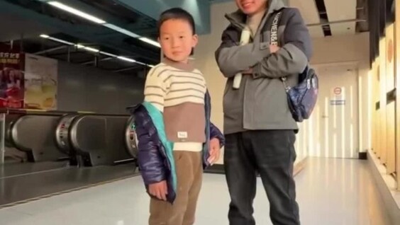 Реакция китайцев на маленькую девочку из России
Реакция китайцев на маленькую девочку из России