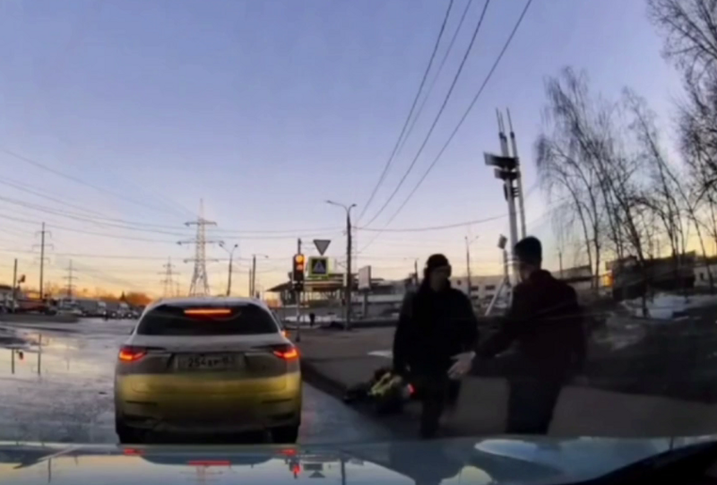 Курьер вырубил водителя, который его обрызгал
Курьер вырубил водителя, который его обрызгал