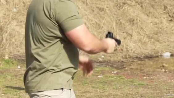 
        Клише из&nbsp;фильма: мужчина проверил миф&nbsp;о&nbsp;подушке в&nbsp;качестве глушителя    