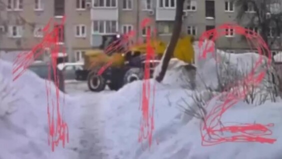 
        Снегоуборочная машина засыпала сугроб с&nbsp;ребёнком в&nbsp;Подмосковье    