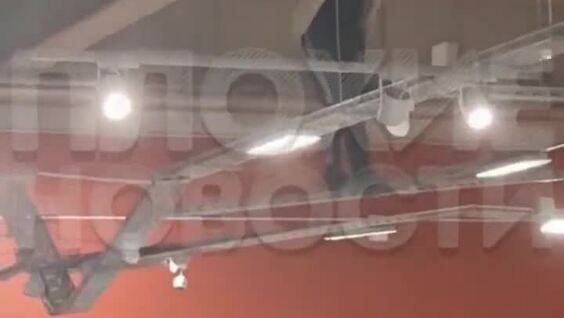 Неадекват залез под потолок и устроил разрушительный перфоманс в калининградском магазине
Неадекват залез под потолок и устроил разрушительный перфоманс в калининградском магазине