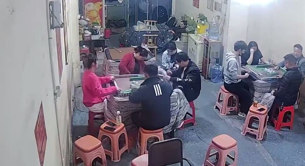 На любительнице настольных игр вспыхнула одежда
На любительнице настольных игр вспыхнула одежда