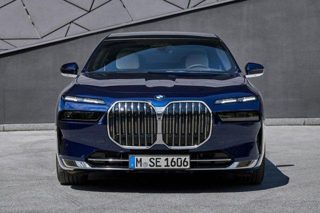 BMW показала новую «семёрку» с теми же огромными «ноздрями» и обновлённым салоном BMW показала новую «семёрку» с теми же огромными «ноздрями» и обновлённым салоном