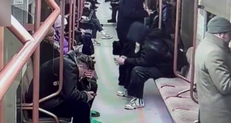 Парень вырвал смартфон из рук пассажирки метро
Парень вырвал смартфон из рук пассажирки метро