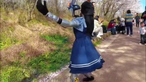 В Китае роботы тоже любуются цветением вишни: металлическая танцовщица отплясала среди деревьев
В Китае роботы тоже любуются цветением вишни: металлическая танцовщица отплясала среди деревьев