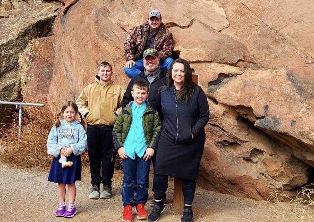 Отец и сын нашли внутри рыбы живого черепашонка
Отец и сын нашли внутри рыбы живого черепашонка