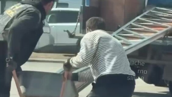 
        Необычный способ перевезти крупногабаритный груз    