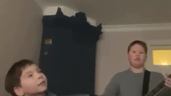 Два мальчика исполнили «Лесника» на гитаре и баяне
Два мальчика исполнили «Лесника» на гитаре и баяне