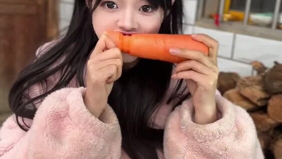 
        Китаянка вырезает скульптуры из&nbsp;морковки зубами    