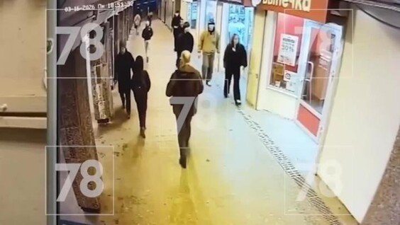 
        Парень избил незнакомца в&nbsp;подземке за&nbsp;то, что&nbsp;тот&nbsp;потрогал его&nbsp;девушку    