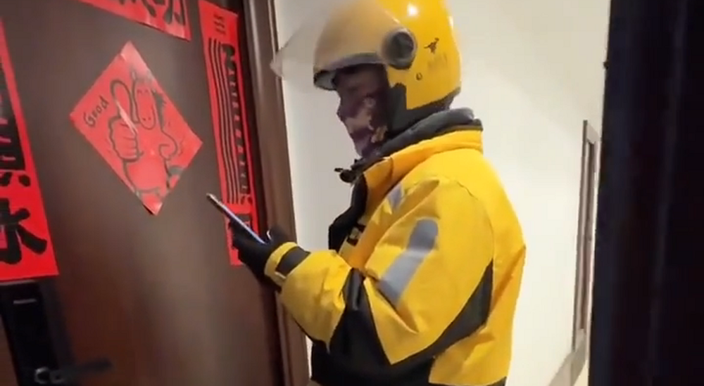 Мужчина подшутил над курьером
Мужчина подшутил над курьером