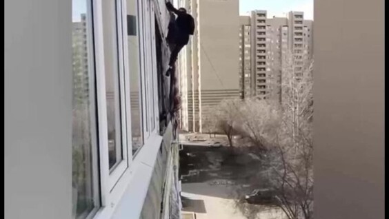 
        Попытка парня спуститься с&nbsp;шестого этажа по&nbsp;простыням    