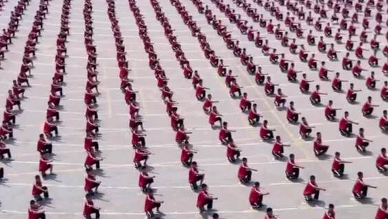 Сотни учеников кунг-фу тренируются одновременно в Китае
Сотни учеников кунг-фу тренируются одновременно в Китае