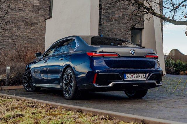 BMW показала новую «семёрку» с теми же огромными «ноздрями» и обновлённым салоном BMW показала новую «семёрку» с теми же огромными «ноздрями» и обновлённым салоном