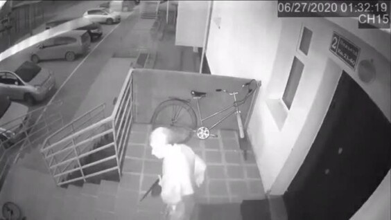 
        &laquo;Райская&raquo; жизнь для&nbsp;соседей: пожилая женщина устроила хаос в&nbsp;подъезде    