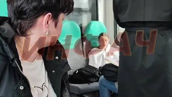 
        Школьница не&nbsp;хотела уступать место    