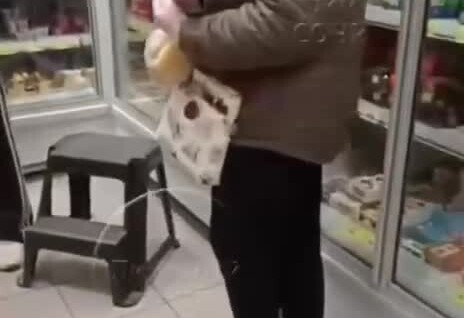 В Сочи продавщица подралась с подростком из-за пиццы
В Сочи продавщица подралась с подростком из-за пиццы