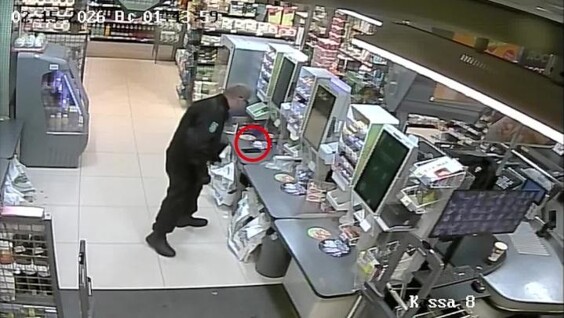 Охранник вернул покупателю забытый телефон
Охранник вернул покупателю забытый телефон