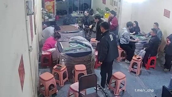 На любительнице настольных игр вспыхнула одежда
На любительнице настольных игр вспыхнула одежда