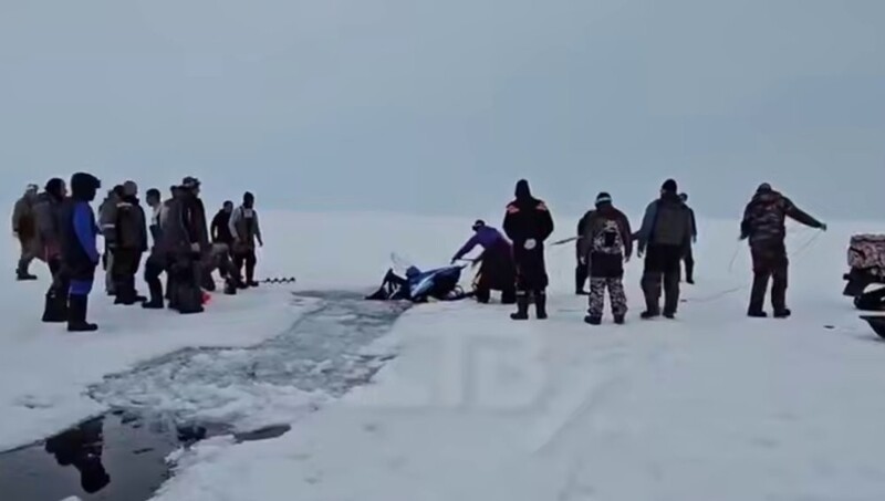 
        Рыбаки спасли провалившегося под&nbsp;лёд&nbsp;мужчину и&nbsp;его&nbsp;снегоход    