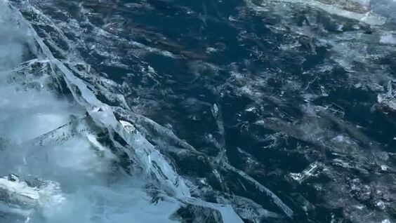 
        Лёд&nbsp;на&nbsp;Байкале резко треснул перед туристкой    