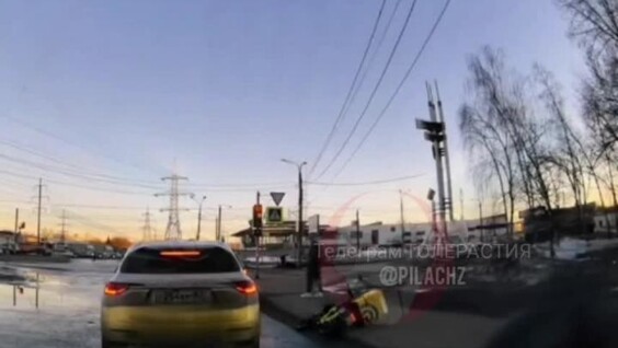 Курьер вырубил водителя, который его обрызгал
Курьер вырубил водителя, который его обрызгал