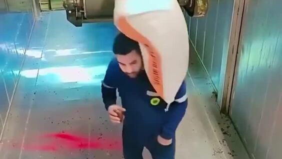 
        В&nbsp;Турции камера сняла &laquo;гениального&raquo; работника с&nbsp;очень сильными плечами    