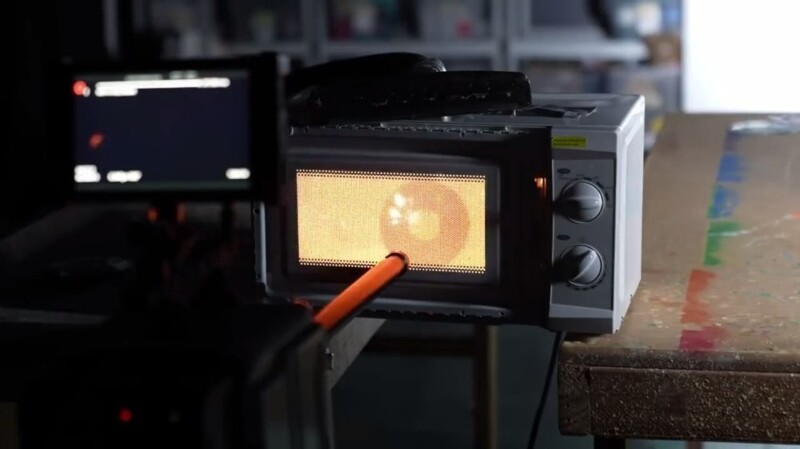 
        CD-диск разогрели микроволновке    