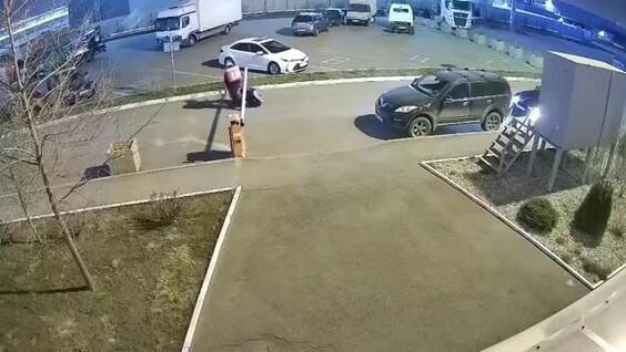 В Краснодаре курьер врезался в шлагбаум
В Краснодаре курьер врезался в шлагбаум