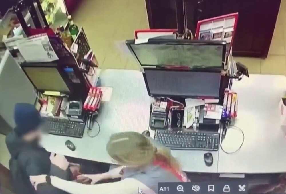 
        Мужчина расстроился из-за неработающей канатной дороги, напился и&nbsp;пошёл грабить магазин    