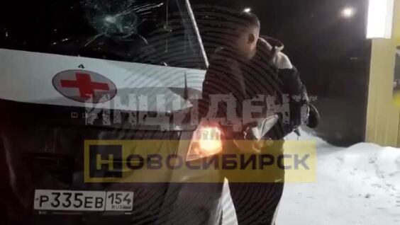 Мужчина разбил протезом стекло машины скорой помощи
Мужчина разбил протезом стекло машины скорой помощи