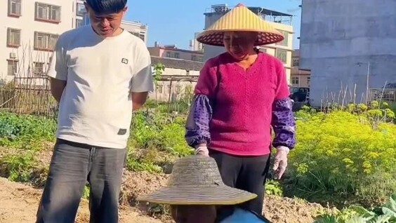 Китаец выкопал овощ, похожий на человеческую руку
Китаец выкопал овощ, похожий на человеческую руку