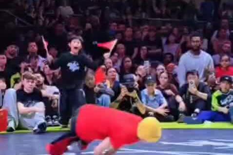 
        13-летний брейк-дансер со&nbsp;стилем &laquo;пьяного мастера&raquo; стал чемпионом мира    