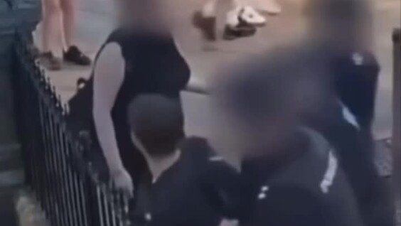 
        Во&nbsp;время задержания английские полицейские насадили челюсть подростка на&nbsp;пику забора    