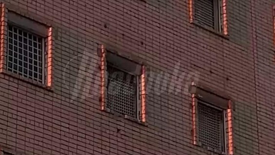 Жительница Казани засняла, как заключённые передают мелкие предметы через носок и верёвку
Жительница Казани засняла, как заключённые передают мелкие предметы через носок и верёвку