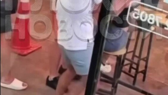 В Таиланде российский турист, рассматривая татуировки на руках мастера, схватил её за грудь
В Таиланде российский турист, рассматривая татуировки на руках мастера, схватил её за грудь