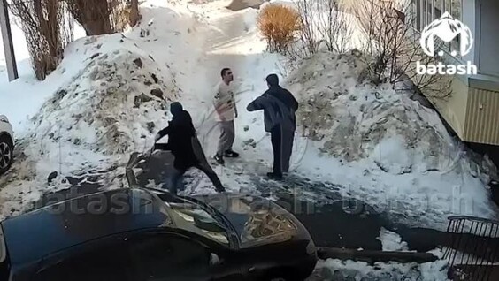 
        Мужчина избил наглеца, пристававшего к&nbsp;школьнице    