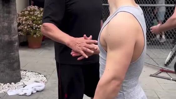 Арнольд Шварценеггер и парень с синдромом Дауна
Арнольд Шварценеггер и парень с синдромом Дауна