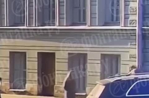 
        Момент обрушения лепнины на&nbsp;мужчину попал на&nbsp;видео    