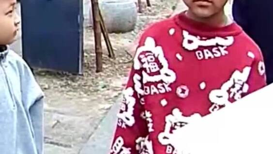 
        Трое детей нашли 1100 юаней и&nbsp;вернули их&nbsp;полиции    