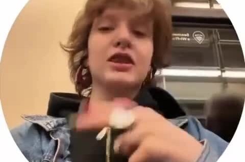 
        Пассажирке метро не&nbsp;понравилось, как&nbsp;немая девушка общается со&nbsp;своей подругой    