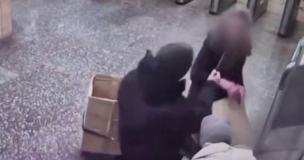 
        Пенсионер залил перцем женщину в&nbsp;московском метро    