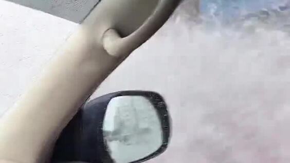 
        &laquo;Утренний душ&raquo;: водитель окатил прохожих водой из&nbsp;лужи    