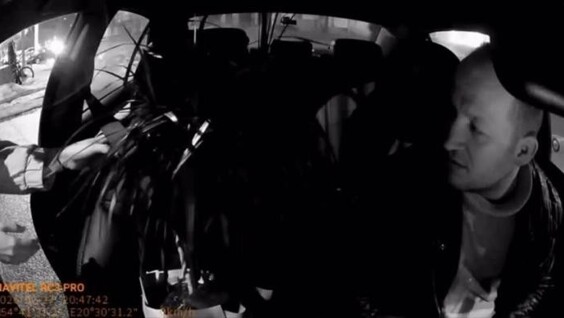 
        Таксист получил необычного пассажира    