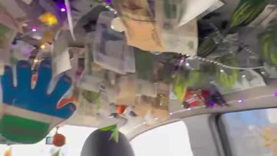 
        В&nbsp;Пензе водитель украшает салон оставленными чаевыми    