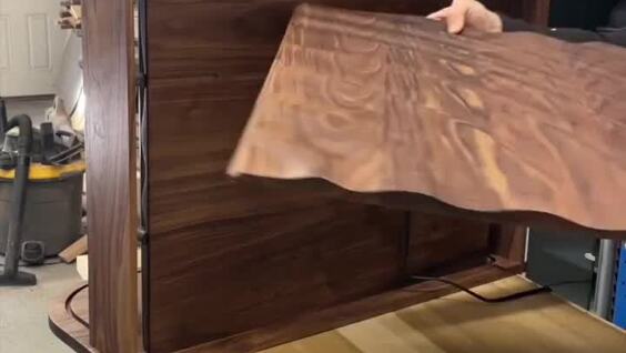 
        Шкаф из&nbsp;дерева с&nbsp;&laquo;гибкими&raquo; дверцами    