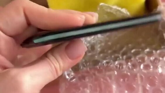 
        В&nbsp;одной из&nbsp;школ 8-классники подарили девочкам губки для&nbsp;мытья посуды    